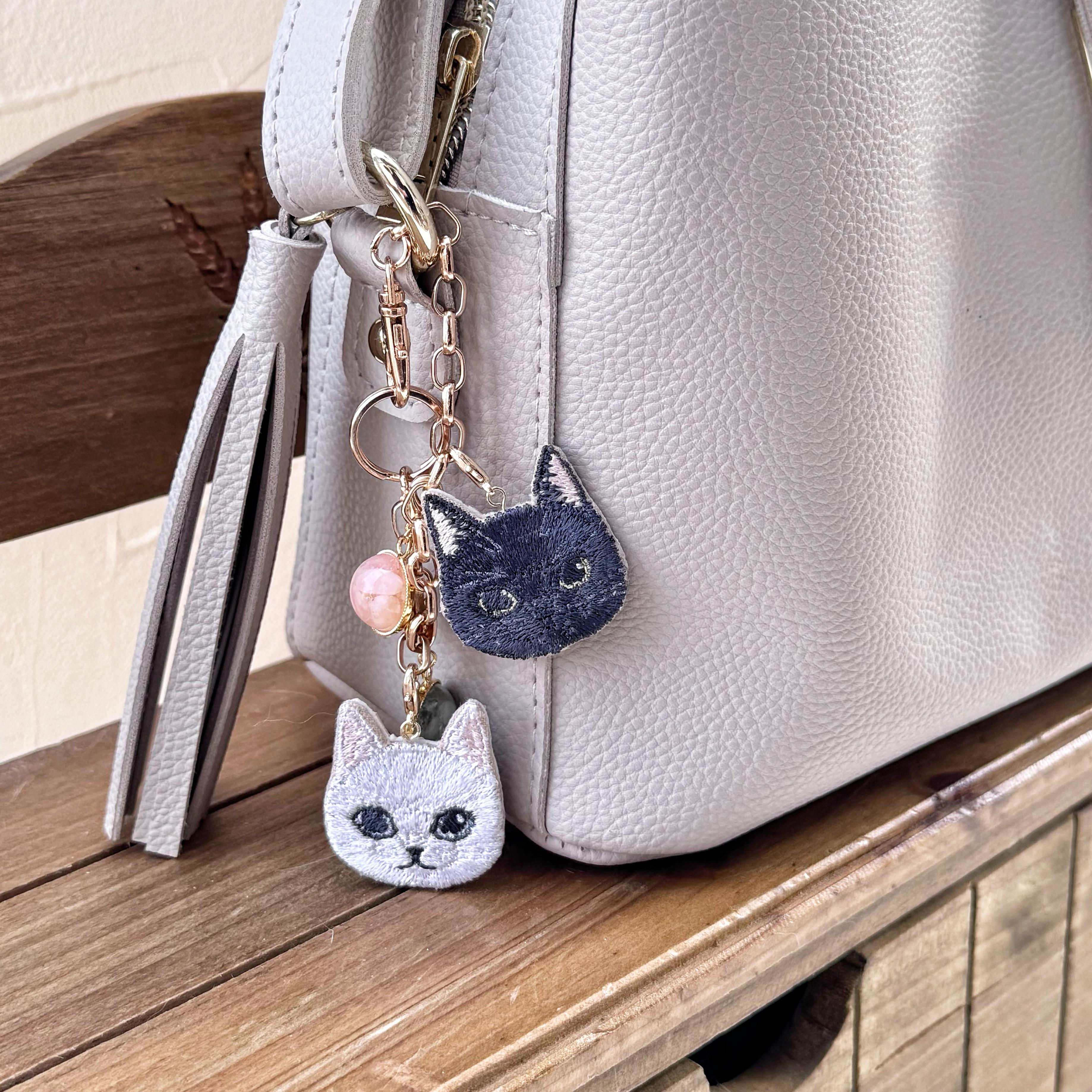 【選べる 誕生石】ゆるリアルな猫刺繍 キーホルダー　記念日　ギフト　ねこ　母の日　バッグチャーム1枚目の画像