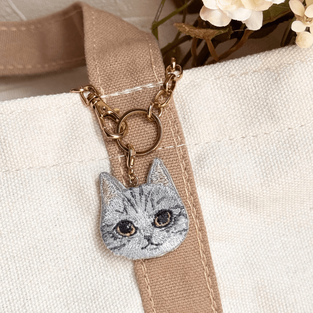 【母の日】ゆるリアルな 猫 の キーホルダー　選べる猫　ねこ 刺繍　ギフト　バッグチャーム　サバトラ1枚目の画像
