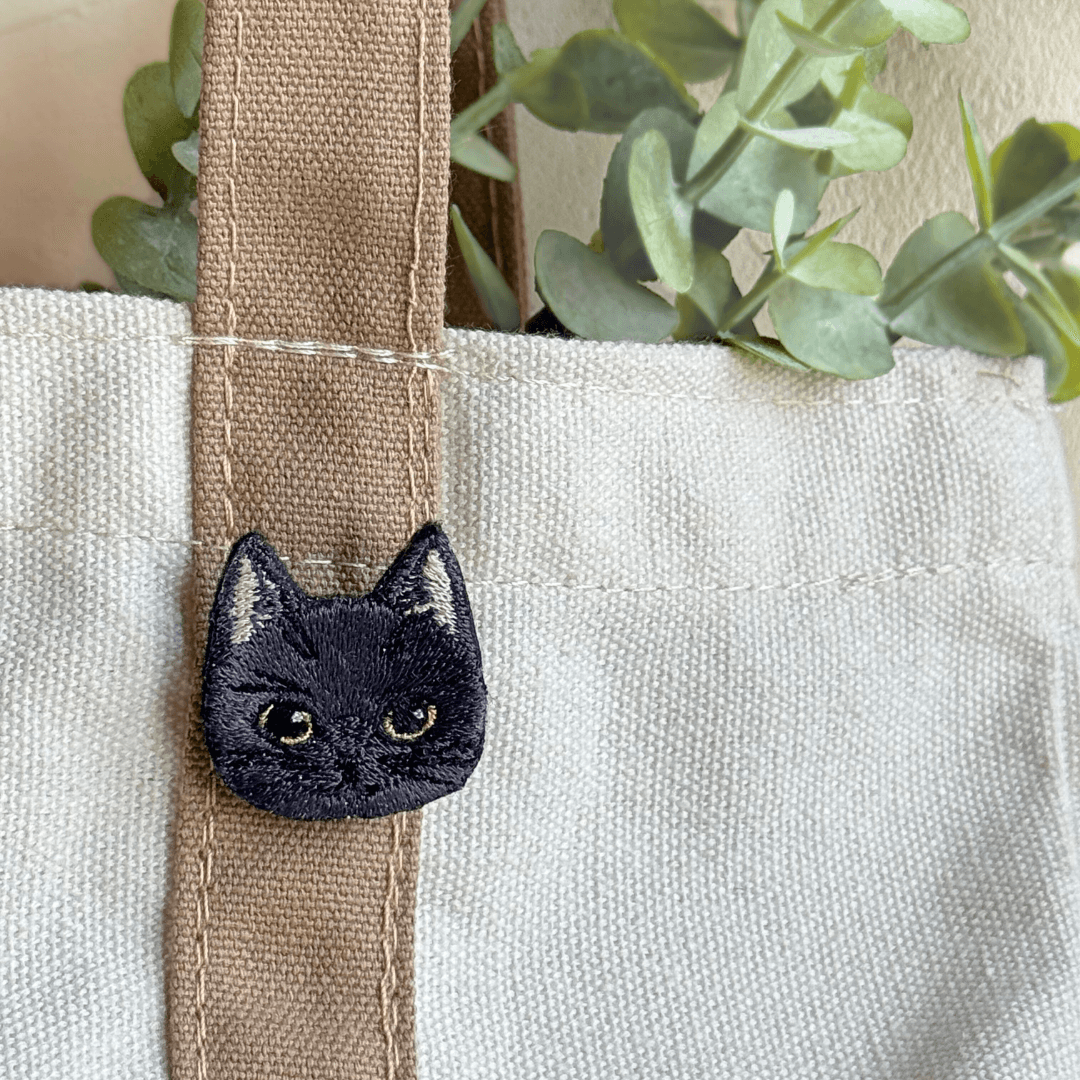【猫 ブローチ】猫好きさんへのプレゼントに♪　ゆるリアルな猫刺しゅうブローチ　ギフト　敬老の日1枚目の画像